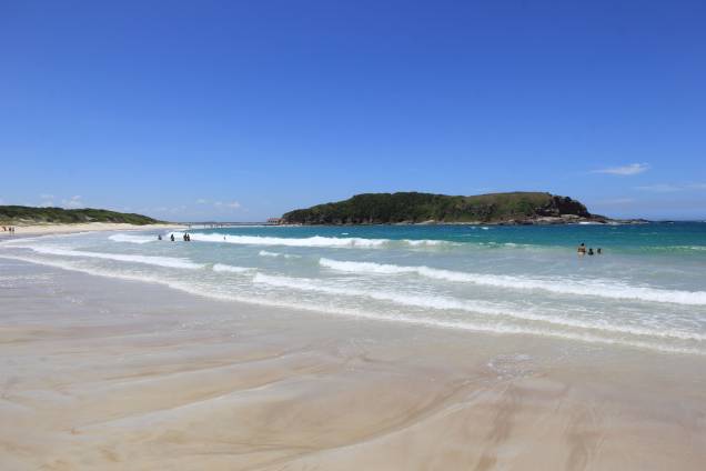 <a href="https://www.booking.com/searchresults.pt-br.html?aid=332455&sid=605c56653290b80351df808102ac423d&sb=1&src=index&src_elem=sb&error_url=https%3A%2F%2Fwww.booking.com%2Findex.pt-br.html%3Faid%3D332455%3Bsid%3D605c56653290b80351df808102ac423d%3Bsb_price_type%3Dtotal%26%3B&ss=Quartos+Praia+do+Foguete%2C+Cabo+Frio%2C+Estado+do+Rio+de+Janeiro%2C+Brasil&checkin_monthday=&checkin_month=&checkin_year=&checkout_monthday=&checkout_month=&checkout_year=&no_rooms=1&group_adults=2&group_children=0&b_h4u_keep_filters=&from_sf=1&ss_raw=Praia+do+Foguete+&ac_position=0&ac_langcode=xb&dest_id=3047222&dest_type=hotel&place_id_lat=-22.920374&place_id_lon=-42.037787&search_pageview_id=525f8eea574a0153&search_selected=true" target="_blank" rel="noopener"><strong>Cabo Frio</strong></a><strong><a href="https://www.booking.com/searchresults.pt-br.html?aid=332455&sid=605c56653290b80351df808102ac423d&sb=1&src=index&src_elem=sb&error_url=https%3A%2F%2Fwww.booking.com%2Findex.pt-br.html%3Faid%3D332455%3Bsid%3D605c56653290b80351df808102ac423d%3Bsb_price_type%3Dtotal%26%3B&ss=Quartos+Praia+do+Foguete%2C+Cabo+Frio%2C+Estado+do+Rio+de+Janeiro%2C+Brasil&checkin_monthday=&checkin_month=&checkin_year=&checkout_monthday=&checkout_month=&checkout_year=&no_rooms=1&group_adults=2&group_children=0&b_h4u_keep_filters=&from_sf=1&ss_raw=Praia+do+Foguete+&ac_position=0&ac_langcode=xb&dest_id=3047222&dest_type=hotel&place_id_lat=-22.920374&place_id_lon=-42.037787&search_pageview_id=525f8eea574a0153&search_selected=true"> </a>— </strong><a href="https://www.booking.com/searchresults.pt-br.html?aid=332455&sid=605c56653290b80351df808102ac423d&sb=1&src=index&src_elem=sb&error_url=https%3A%2F%2Fwww.booking.com%2Findex.pt-br.html%3Faid%3D332455%3Bsid%3D605c56653290b80351df808102ac423d%3Bsb_price_type%3Dtotal%26%3B&ss=Praia+das+Conchas%2C+Maca%C3%A9%2C+Estado+do+Rio+de+Janeiro%2C+Brasil&checkin_monthday=&checkin_month=&checkin_year=&checkout_monthday=&checkout_month=&checkout_year=&no_rooms=1&group_adults=2&group_children=0&map=1&b_h4u_keep_filters=&from_sf=1&ss_raw=Praia+das+Conchas&ac_position=0&ac_langcode=xb&dest_id=255816&dest_type=landmark&place_id_lat=-22.3765540989246&place_id_lon=-41.7711997032166&search_pageview_id=a3a88ec1b28d02d3&search_selected=true&search_pageview_id=a3a88ec1b28d02d3&ac_suggestion_list_length=5&ac_suggestion_theme_list_length=0#map_opened" target="_blank" rel="noopener"><strong>Praia das Conchas</strong></a> A praia leva esse nome graças ao curioso formato de concha de sua enseada, que se une ao acesso da Praia do Peró. Se estiver de carro, é preciso dirigir por dois quilômetros no canto direito para chegar à praia. É aqui, inclusive, que concentram-se as barracas bem estruturadas de comidinhas <a href="https://www.booking.com/searchresults.pt-br.html?aid=332455&sid=605c56653290b80351df808102ac423d&sb=1&src=index&src_elem=sb&error_url=https%3A%2F%2Fwww.booking.com%2Findex.pt-br.html%3Faid%3D332455%3Bsid%3D605c56653290b80351df808102ac423d%3Bsb_price_type%3Dtotal%26%3B&ss=Quartos+Praia+do+Foguete%2C+Cabo+Frio%2C+Estado+do+Rio+de+Janeiro%2C+Brasil&checkin_monthday=&checkin_month=&checkin_year=&checkout_monthday=&checkout_month=&checkout_year=&no_rooms=1&group_adults=2&group_children=0&b_h4u_keep_filters=&from_sf=1&ss_raw=Praia+do+Foguete+&ac_position=0&ac_langcode=xb&dest_id=3047222&dest_type=hotel&place_id_lat=-22.920374&place_id_lon=-42.037787&search_pageview_id=525f8eea574a0153&search_selected=true" target="_blank" rel="noopener"><strong>Cabo Frio</strong></a><strong><a href="https://www.booking.com/searchresults.pt-br.html?aid=332455&sid=605c56653290b80351df808102ac423d&sb=1&src=index&src_elem=sb&error_url=https%3A%2F%2Fwww.booking.com%2Findex.pt-br.html%3Faid%3D332455%3Bsid%3D605c56653290b80351df808102ac423d%3Bsb_price_type%3Dtotal%26%3B&ss=Quartos+Praia+do+Foguete%2C+Cabo+Frio%2C+Estado+do+Rio+de+Janeiro%2C+Brasil&checkin_monthday=&checkin_month=&checkin_year=&checkout_monthday=&checkout_month=&checkout_year=&no_rooms=1&group_adults=2&group_children=0&b_h4u_keep_filters=&from_sf=1&ss_raw=Praia+do+Foguete+&ac_position=0&ac_langcode=xb&dest_id=3047222&dest_type=hotel&place_id_lat=-22.920374&place_id_lon=-42.037787&search_pageview_id=525f8eea574a0153&search_selected=true"> </a>— </strong><a href="https://www.booking.com/searchresults.pt-br.html?aid=332455&sid=605c56653290b80351df808102ac423d&sb=1&src=index&src_elem=sb&error_url=https%3A%2F%2Fwww.booking.com%2Findex.pt-br.html%3Faid%3D332455%3Bsid%3D605c56653290b80351df808102ac423d%3Bsb_price_type%3Dtotal%26%3B&ss=Praia+das+Conchas%2C+Maca%C3%A9%2C+Estado+do+Rio+de+Janeiro%2C+Brasil&checkin_monthday=&checkin_month=&checkin_year=&checkout_monthday=&checkout_month=&checkout_year=&no_rooms=1&group_adults=2&group_children=0&map=1&b_h4u_keep_filters=&from_sf=1&ss_raw=Praia+das+Conchas&ac_position=0&ac_langcode=xb&dest_id=255816&dest_type=landmark&place_id_lat=-22.3765540989246&place_id_lon=-41.7711997032166&search_pageview_id=a3a88ec1b28d02d3&search_selected=true&search_pageview_id=a3a88ec1b28d02d3&ac_suggestion_list_length=5&ac_suggestion_theme_list_length=0#map_opened" target="_blank" rel="noopener"><strong>Praia das Conchas</strong></a> A praia leva esse nome graças ao curioso formato de concha de sua enseada, que se une ao acesso da Praia do Peró. Se estiver de carro, é preciso dirigir por dois quilômetros no canto direito para chegar à praia. É aqui, inclusive, que concentram-se as barracas bem estruturadas de comidinhas