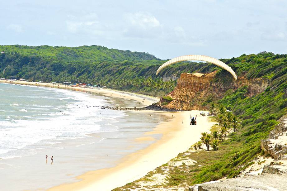 <strong><a href="https://viajeaqui.abril.com.br/estabelecimentos/br-rn-tibau-do-sul-atracao-de-cacimbinhas" target="_self">Praia de Cacimbinhas</a>, <a href="https://viajeaqui.abril.com.br/cidades/br-rn-tibau-do-sul" target="_self">Tibau do Sul</a> </strong> Apesar do pouco movimento, o mar a se perder de vista e a areia clara atraem praticantes de surfe e kitesurfe. Do alto de suas falésias, antes de descer as escadas, é possível ter uma visão privilegiada da região <em><a href="https://www.booking.com/city/br/tibau-do-sul.pt-br.html?aid=332455&label=viagemabril-praias-do-rio-grande-do-norte" target="_blank" rel="noopener">Veja preços de hotéis em Tibau do Sul no Booking.com</a></em> <strong><a href="https://viajeaqui.abril.com.br/estabelecimentos/br-rn-tibau-do-sul-atracao-de-cacimbinhas" target="_self">Praia de Cacimbinhas</a>, <a href="https://viajeaqui.abril.com.br/cidades/br-rn-tibau-do-sul" target="_self">Tibau do Sul</a> </strong> Apesar do pouco movimento, o mar a se perder de vista e a areia clara atraem praticantes de surfe e kitesurfe. Do alto de suas falésias, antes de descer as escadas, é possível ter uma visão privilegiada da região <em><a href="https://www.booking.com/city/br/tibau-do-sul.pt-br.html?aid=332455&label=viagemabril-praias-do-rio-grande-do-norte" target="_blank" rel="noopener">Veja preços de hotéis em Tibau do Sul no Booking.com</a></em>