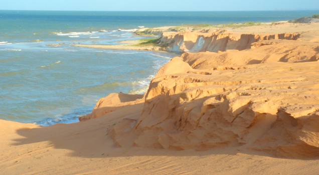 As falésias são o grande destaque da paisagem, sobretudo com a famosa imagem de uma lua e uma estrela esculpida em uma parede de areia. Outro belo destaque são as dunas e o céu, constantemente colorido por praticantes de voo livre As falésias são o grande destaque da paisagem, sobretudo com a famosa imagem de uma lua e uma estrela esculpida em uma parede de areia. Outro belo destaque são as dunas e o céu, constantemente colorido por praticantes de voo livre