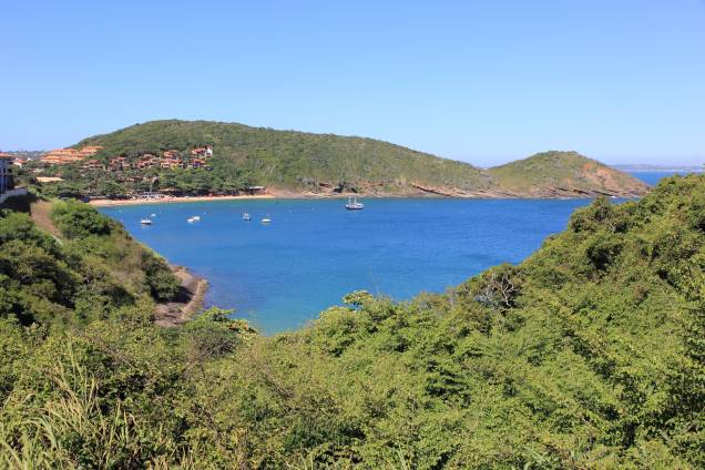 <strong><a href="https://www.booking.com/searchresults.pt-br.html?aid=332455&sid=605c56653290b80351df808102ac423d&sb=1&src=index&src_elem=sb&error_url=https%3A%2F%2Fwww.booking.com%2Findex.pt-br.html%3Faid%3D332455%3Bsid%3D605c56653290b80351df808102ac423d%3Bsb_price_type%3Dtotal%26%3B&ss=B%C3%BAzios%2C+Estado+do+Rio+de+Janeiro%2C+Brasil&checkin_monthday=&checkin_month=&checkin_year=&checkout_monthday=&checkout_month=&checkout_year=&no_rooms=1&group_adults=2&group_children=0&b_h4u_keep_filters=&from_sf=1&ss_raw=B%C3%BAzios&ac_position=0&ac_langcode=xb&dest_id=-626254&dest_type=city&place_id_lat=-22.755422&place_id_lon=-41.887682&search_pageview_id=af308f3da292006d&search_selected=true&search_pageview_id=af308f3da292006d&ac_suggestion_list_length=5&ac_suggestion_theme_list_length=0" target="_blank" rel="noopener">Búzios</a> </strong><strong>—</strong><strong> </strong><strong>Praia de João Fernandes </strong>Bares e restaurantes bem estruturados fazem da Praia de João Fernandes uma das mais lotadas de Búzios, principalmente na alta temporada. É uma das praias mais queridinhas dos argentinos, que marcam presença por aqui até no inverno. O mar calmo é o principal atrativo para crianças e famílias em busca de mergulho livre <strong><a href="https://www.booking.com/searchresults.pt-br.html?aid=332455&sid=605c56653290b80351df808102ac423d&sb=1&src=index&src_elem=sb&error_url=https%3A%2F%2Fwww.booking.com%2Findex.pt-br.html%3Faid%3D332455%3Bsid%3D605c56653290b80351df808102ac423d%3Bsb_price_type%3Dtotal%26%3B&ss=B%C3%BAzios%2C+Estado+do+Rio+de+Janeiro%2C+Brasil&checkin_monthday=&checkin_month=&checkin_year=&checkout_monthday=&checkout_month=&checkout_year=&no_rooms=1&group_adults=2&group_children=0&b_h4u_keep_filters=&from_sf=1&ss_raw=B%C3%BAzios&ac_position=0&ac_langcode=xb&dest_id=-626254&dest_type=city&place_id_lat=-22.755422&place_id_lon=-41.887682&search_pageview_id=af308f3da292006d&search_selected=true&search_pageview_id=af308f3da292006d&ac_suggestion_list_length=5&ac_suggestion_theme_list_length=0" target="_blank" rel="noopener">Búzios</a> </strong><strong>—</strong><strong> </strong><strong>Praia de João Fernandes </strong>Bares e restaurantes bem estruturados fazem da Praia de João Fernandes uma das mais lotadas de Búzios, principalmente na alta temporada. É uma das praias mais queridinhas dos argentinos, que marcam presença por aqui até no inverno. O mar calmo é o principal atrativo para crianças e famílias em busca de mergulho livre