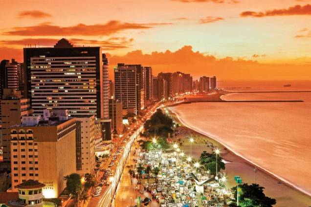<a href="https://viajeaqui.abril.com.br/cidades/br-ce-fortaleza" rel="Fortaleza"><strong>Fortaleza</strong></a> (CE) Enquanto grande parte do País está debaixo das cobertas tremendo de frio, o litoral cearense desfruta de um clima seco e ensolarado. Para quem prefere praias urbanas, com megabarracas e gente circulando pelas areias, a opção é Fortaleza. Na capital cearense, é época de seca de julho até o fim do ano. Aproveite a Praia do Futuro, com sua faixa de areia extensa e larga, onde há muita estrutura para o turista, durante o dia e à noite – há animadas festas e shows nas barracas. A Praia do Meirelles (foto) é onde se concentram vários hotéis, é indicada para fazer caminhadas e corridas no calçadão <a href="https://viajeaqui.abril.com.br/cidades/br-ce-fortaleza" rel="Fortaleza"><strong>Fortaleza</strong></a> (CE) Enquanto grande parte do País está debaixo das cobertas tremendo de frio, o litoral cearense desfruta de um clima seco e ensolarado. Para quem prefere praias urbanas, com megabarracas e gente circulando pelas areias, a opção é Fortaleza. Na capital cearense, é época de seca de julho até o fim do ano. Aproveite a Praia do Futuro, com sua faixa de areia extensa e larga, onde há muita estrutura para o turista, durante o dia e à noite – há animadas festas e shows nas barracas. A Praia do Meirelles (foto) é onde se concentram vários hotéis, é indicada para fazer caminhadas e corridas no calçadão