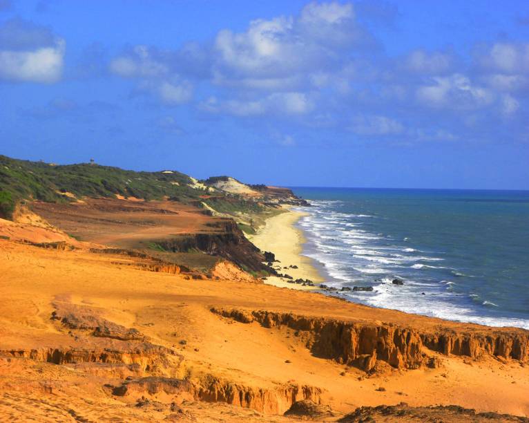 <strong><a href="https://viajeaqui.abril.com.br/estabelecimentos/br-rn-praia-da-pipa-atracao-praia-sibauma" target="_self">Praia Sibaúma</a>, <a href="https://viajeaqui.abril.com.br/cidades/br-rn-praia-da-pipa" target="_self">Pipa</a> </strong> Águas claras e piscinas naturais formam um lugar onde reina a tranquilidade. No canto direito da praia, no entanto, há uma pequena vila de pescadores, onde há mais movimento. Daqui, saem balsas rústicas com destino à Barra do Cunhaú <em><a href="https://www.booking.com/city/br/pipa.pt-br.html?aid=332455&label=viagemabril-praias-do-rio-grande-do-norte" target="_blank" rel="noopener">Veja preços de hotéis na Praia da Pipa no Booking.com</a></em> <strong><a href="https://viajeaqui.abril.com.br/estabelecimentos/br-rn-praia-da-pipa-atracao-praia-sibauma" target="_self">Praia Sibaúma</a>, <a href="https://viajeaqui.abril.com.br/cidades/br-rn-praia-da-pipa" target="_self">Pipa</a> </strong> Águas claras e piscinas naturais formam um lugar onde reina a tranquilidade. No canto direito da praia, no entanto, há uma pequena vila de pescadores, onde há mais movimento. Daqui, saem balsas rústicas com destino à Barra do Cunhaú <em><a href="https://www.booking.com/city/br/pipa.pt-br.html?aid=332455&label=viagemabril-praias-do-rio-grande-do-norte" target="_blank" rel="noopener">Veja preços de hotéis na Praia da Pipa no Booking.com</a></em>