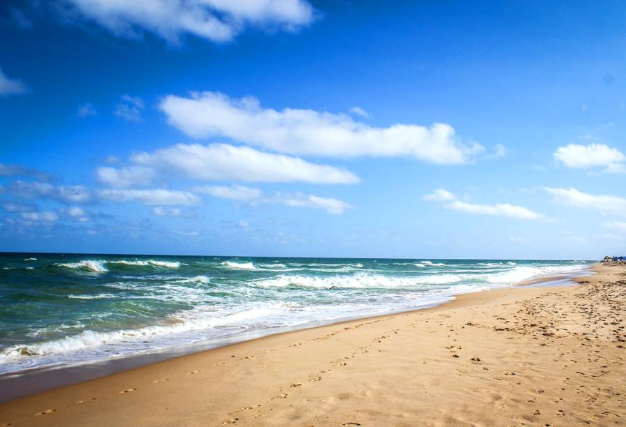 <strong>Praia de Stella Maris, Salvador</strong> Considerada uma das praias mais famosas da capital baiana, a Stella Maris tem boa infra-estrutura e é cercada por resorts e belas casas de veraneio ao longo de sua orla. O lugar tem um mar intenso, de ondas fortes. <a href="https://www.booking.com/searchresults.pt-br.html?aid=332455&sid=605c56653290b80351df808102ac423d&sb=1&src=searchresults&src_elem=sb&error_url=https%3A%2F%2Fwww.booking.com%2Fsearchresults.pt-br.html%3Faid%3D332455%3Bsid%3D605c56653290b80351df808102ac423d%3Bclass_interval%3D1%3Bdest_id%3D-647482%3Bdest_type%3Dcity%3Bdtdisc%3D0%3Bfrom_sf%3D1%3Bgroup_adults%3D2%3Bgroup_children%3D0%3Binac%3D0%3Bindex_postcard%3D0%3Blabel_click%3Dundef%3Bno_rooms%3D1%3Boffset%3D0%3Bpostcard%3D0%3Braw_dest_type%3Dcity%3Broom1%3DA%252CA%3Bsb_price_type%3Dtotal%3Bsearch_selected%3D1%3Bsrc%3Dsearchresults%3Bsrc_elem%3Dsb%3Bss%3DItacar%25C3%25A9%252C%2520Bahia%252C%2520Brasil%3Bss_all%3D0%3Bss_raw%3DItacar%25C3%25A9%3Bssb%3Dempty%3Bsshis%3D0%3Bssne_untouched%3DPraia%2520de%2520Jeribuacu%26%3B&ss=Salvador%2C+Bahia%2C+Brasil&ssne=Itacar%C3%A9&ssne_untouched=Itacar%C3%A9&city=-647482&checkin_monthday=&checkin_month=&checkin_year=&checkout_monthday=&checkout_month=&checkout_year=&group_adults=2&group_children=0&no_rooms=1&from_sf=1&ss_raw=Salvador&ac_position=0&ac_langcode=xb&dest_id=-667833&dest_type=city&iata=SSA&place_id_lat=-12.974986&place_id_lon=-38.51209&search_pageview_id=f16892a4d25f0341&search_selected=true&search_pageview_id=f16892a4d25f0341&ac_suggestion_list_length=5&ac_suggestion_theme_list_length=0" target="_blank" rel="noopener"><em>Busque hospedagens em Salvador </em></a>