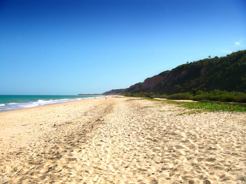 <strong>Praia Taípe, Arraial dÁjuda</strong> Quem consegue resistir aos encantos de uma praia deserta? Taípe é assim, pura delícia! Ao visitá-la, prepare-se para encontrar uma natureza bem preservada, um mar azul intenso e muito agitado e falésias altas e coloridas, que se tornaram o cartão-postal da região. <a href="https://www.booking.com/searchresults.pt-br.html?aid=332455&sid=605c56653290b80351df808102ac423d&sb=1&src=searchresults&src_elem=sb&error_url=https%3A%2F%2Fwww.booking.com%2Fsearchresults.pt-br.html%3Faid%3D332455%3Bsid%3D605c56653290b80351df808102ac423d%3Bcity%3D-667833%3Bclass_interval%3D1%3Bdest_id%3D-663864%3Bdest_type%3Dcity%3Bdtdisc%3D0%3Bfrom_sf%3D1%3Bgroup_adults%3D2%3Bgroup_children%3D0%3Biata%3DBPS%3Binac%3D0%3Bindex_postcard%3D0%3Blabel_click%3Dundef%3Bno_rooms%3D1%3Boffset%3D0%3Bpostcard%3D0%3Braw_dest_type%3Dcity%3Broom1%3DA%252CA%3Bsb_price_type%3Dtotal%3Bsearch_selected%3D1%3Bsrc%3Dsearchresults%3Bsrc_elem%3Dsb%3Bss%3DPorto%2520Seguro%252C%2520Bahia%252C%2520Brasil%3Bss_all%3D0%3Bss_raw%3DPorto%2520Seguro%3Bssb%3Dempty%3Bsshis%3D0%3Bssne_untouched%3DSalvador%26%3B&ss=Arraial+d%27Ajuda%2C+Bahia%2C+Brasil&ssne=Porto+Seguro&ssne_untouched=Porto+Seguro&city=-663864&checkin_monthday=&checkin_month=&checkin_year=&checkout_monthday=&checkout_month=&checkout_year=&group_adults=2&group_children=0&no_rooms=1&from_sf=1&ss_raw=Arraial+d%C3%81juda&ac_position=0&ac_langcode=xb&dest_id=-657188&dest_type=city&place_id_lat=-16.488386&place_id_lon=-39.078304&search_pageview_id=a47892c566ea0352&search_selected=true&search_pageview_id=a47892c566ea0352&ac_suggestion_list_length=5&ac_suggestion_theme_list_length=0" target="_blank" rel="noopener"><em>Busque hospedagens em Arraial dÁjuda</em></a>