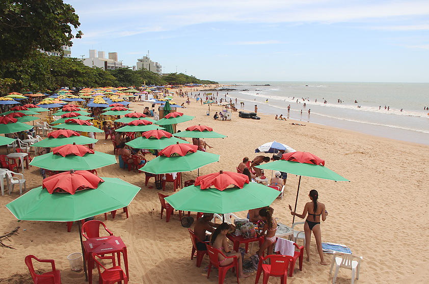 A <a href="https://viajeaqui.abril.com.br/estabelecimentos/br-es-anchieta-atracao-praia-dos-castelhanos" rel="Praia dos Castelhanos" target="_blank">Praia dos Castelhanos</a> é a mais badalada na cidade