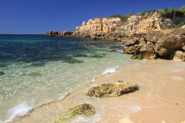 Característicos paredões rochosos de nove metros de altura – que lembram um castelo e dão nome à praia – contornam os 200 metros de areia da praia. Mas ela não é só isso. Outras várias praias satélites e enseadas enriquecem a região. Ruínas de um forte, construído no século 16 para deter piratas africanos, também são uma atração à parte Característicos paredões rochosos de nove metros de altura – que lembram um castelo e dão nome à praia – contornam os 200 metros de areia da praia. Mas ela não é só isso. Outras várias praias satélites e enseadas enriquecem a região. Ruínas de um forte, construído no século 16 para deter piratas africanos, também são uma atração à parte