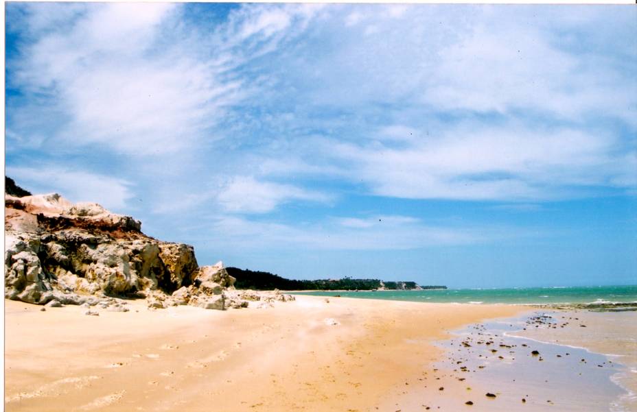 A Praia do Espelho também tem as suas falésias que são cobertas ou reveladas de acordo com a maré