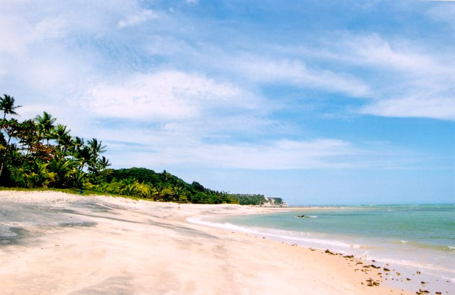 A Praia do Espelho tem águas calmas, em tons de azul e verde