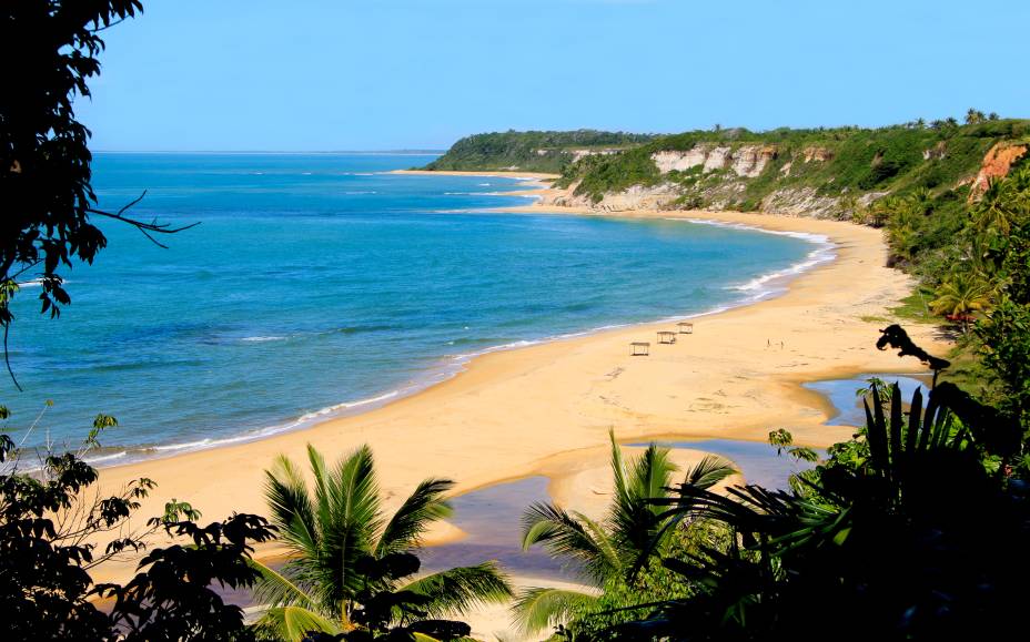 <strong>Praia do Espelho (BA)  </strong> Uma das praias mais lindas do sul da Bahia, a do Espelho tem água transparente, mar tranquilo que hora está azul, hora esverdeado, belas falésias e (por causa delas) é praticamente inacessível por terra. A praia é considerada 5 estrelas pelo Guia Quatro Rodas devido às suas águas límpidas, às falésias coloridas e à maré que esconde e revela corais que vivem mais adiante no mar, que é raso por vários e vários metros. Em noites de lua cheia, ela reflete no mar e o espetáculo torna a noite ainda mais romântica. Um destino com ares de escondido e secreto com boas opções de hospedagem e excelentes tapiocas com frutos do mar. <em><a href="https://www.booking.com/searchresults.pt-br.html?aid=332455&lang=pt-br&sid=14fcbdfa23db223e04a3ec34ecada6b2&sb=1&src=searchresults&src_elem=sb&error_url=https%3A%2F%2Fwww.booking.com%2Fsearchresults.pt-br.html%3Faid%3D332455%3Bsid%3D14fcbdfa23db223e04a3ec34ecada6b2%3Bclass_interval%3D1%3Bdest_id%3D-671781%3Bdest_type%3Dcity%3Bdtdisc%3D0%3Bgroup_adults%3D2%3Bgroup_children%3D0%3Binac%3D0%3Bindex_postcard%3D0%3Blabel_click%3Dundef%3Bno_rooms%3D1%3Boffset%3D0%3Bpostcard%3D0%3Braw_dest_type%3Dcity%3Broom1%3DA%252CA%3Bsb_price_type%3Dtotal%3Bsearch_selected%3D1%3Bsrc%3Dsearchresults%3Bsrc_elem%3Dsb%3Bss%3DS%25C3%25A3o%2520Miguel%2520dos%2520Milagres%252C%2520Alagoas%252C%2520Brasil%3Bss_all%3D0%3Bss_raw%3Ds%25C3%25A3o%2520miguel%2520dos%3Bssb%3Dempty%3Bsshis%3D0%3Bssne_untouched%3DPraia%2520dos%2520Carneiros%26%3B&ss=Praia+do+Espelho%2C+Bahia%2C+Brasil&ssne=S%C3%A3o+Miguel+dos+Milagres&ssne_untouched=S%C3%A3o+Miguel+dos+Milagres&city=-671781&checkin_monthday=&checkin_month=&checkin_year=&checkout_monthday=&checkout_month=&checkout_year=&no_rooms=1&group_adults=2&group_children=0&highlighted_hotels=&from_sf=1&ss_raw=praia+do+espelho&ac_position=0&ac_langcode=xb&dest_id=900050228&dest_type=city&search_pageview_id=4c419698d5f6018d&search_selected=true&search_pageview_id=4c419698d5f6018d&ac_suggestion_list_length=5&ac_suggestion_theme_list_length=0" target="_blank" rel="noopener">Busque hospedagens na Praia do Espelho</a></em>