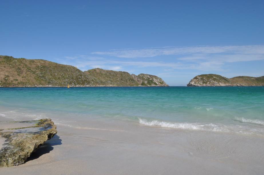 <strong><a href="https://www.booking.com/searchresults.pt-br.html?aid=332455&sid=605c56653290b80351df808102ac423d&sb=1&src=searchresults&src_elem=sb&error_url=https%3A%2F%2Fwww.booking.com%2Fsearchresults.pt-br.html%3Faid%3D332455%3Bsid%3D605c56653290b80351df808102ac423d%3Bclass_interval%3D1%3Bdest_id%3D-626254%3Bdest_type%3Dcity%3Bdtdisc%3D0%3Bfrom_sf%3D1%3Bgroup_adults%3D2%3Bgroup_children%3D0%3Binac%3D0%3Bindex_postcard%3D0%3Blabel_click%3Dundef%3Bno_rooms%3D1%3Boffset%3D0%3Bpostcard%3D0%3Braw_dest_type%3Dcity%3Broom1%3DA%252CA%3Bsb_price_type%3Dtotal%3Bsearch_selected%3D1%3Bsrc%3Dindex%3Bsrc_elem%3Dsb%3Bss%3DB%25C3%25BAzios%252C%2520Estado%2520do%2520Rio%2520de%2520Janeiro%252C%2520Brasil%3Bss_all%3D0%3Bss_raw%3DB%25C3%25BAzios%3Bssb%3Dempty%3Bsshis%3D0%26%3B&ss=Arraial+do+Cabo%2C+Estado+do+Rio+de+Janeiro%2C+Brasil&ssne=B%C3%BAzios&ssne_untouched=B%C3%BAzios&city=-626254&checkin_monthday=&checkin_month=&checkin_year=&checkout_monthday=&checkout_month=&checkout_year=&group_adults=2&group_children=0&no_rooms=1&from_sf=1&ss_raw=Arraial+do+Cabo&ac_position=0&ac_langcode=xb&dest_id=-626354&dest_type=city&place_id_lat=-22.96628&place_id_lon=-42.02443&search_pageview_id=af308f40a74e0037&search_selected=true&search_pageview_id=af308f40a74e0037&ac_suggestion_list_length=5&ac_suggestion_theme_list_length=0" target="_blank" rel="noopener">Arraial do Cabo</a> — </strong><strong>Praia do Farol </strong>Areia branca cercada por dunas enormes, por uma figueira e pelo mar são o que definem a paisagem local. Suas águas cristalinas são ideais para mergulho. O acesso é complicado: feito somente em barcos autorizados e é proibido permanecer por ali por mais de uma hora. É que a praia fica em uma ilha controlada pela Marinha do Brasil <strong><a href="https://www.booking.com/searchresults.pt-br.html?aid=332455&sid=605c56653290b80351df808102ac423d&sb=1&src=searchresults&src_elem=sb&error_url=https%3A%2F%2Fwww.booking.com%2Fsearchresults.pt-br.html%3Faid%3D332455%3Bsid%3D605c56653290b80351df808102ac423d%3Bclass_interval%3D1%3Bdest_id%3D-626254%3Bdest_type%3Dcity%3Bdtdisc%3D0%3Bfrom_sf%3D1%3Bgroup_adults%3D2%3Bgroup_children%3D0%3Binac%3D0%3Bindex_postcard%3D0%3Blabel_click%3Dundef%3Bno_rooms%3D1%3Boffset%3D0%3Bpostcard%3D0%3Braw_dest_type%3Dcity%3Broom1%3DA%252CA%3Bsb_price_type%3Dtotal%3Bsearch_selected%3D1%3Bsrc%3Dindex%3Bsrc_elem%3Dsb%3Bss%3DB%25C3%25BAzios%252C%2520Estado%2520do%2520Rio%2520de%2520Janeiro%252C%2520Brasil%3Bss_all%3D0%3Bss_raw%3DB%25C3%25BAzios%3Bssb%3Dempty%3Bsshis%3D0%26%3B&ss=Arraial+do+Cabo%2C+Estado+do+Rio+de+Janeiro%2C+Brasil&ssne=B%C3%BAzios&ssne_untouched=B%C3%BAzios&city=-626254&checkin_monthday=&checkin_month=&checkin_year=&checkout_monthday=&checkout_month=&checkout_year=&group_adults=2&group_children=0&no_rooms=1&from_sf=1&ss_raw=Arraial+do+Cabo&ac_position=0&ac_langcode=xb&dest_id=-626354&dest_type=city&place_id_lat=-22.96628&place_id_lon=-42.02443&search_pageview_id=af308f40a74e0037&search_selected=true&search_pageview_id=af308f40a74e0037&ac_suggestion_list_length=5&ac_suggestion_theme_list_length=0" target="_blank" rel="noopener">Arraial do Cabo</a> — </strong><strong>Praia do Farol </strong>Areia branca cercada por dunas enormes, por uma figueira e pelo mar são o que definem a paisagem local. Suas águas cristalinas são ideais para mergulho. O acesso é complicado: feito somente em barcos autorizados e é proibido permanecer por ali por mais de uma hora. É que a praia fica em uma ilha controlada pela Marinha do Brasil