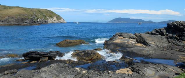 <a href="https://www.booking.com/searchresults.pt-br.html?aid=332455&sid=605c56653290b80351df808102ac423d&sb=1&src=index&src_elem=sb&error_url=https%3A%2F%2Fwww.booking.com%2Findex.pt-br.html%3Faid%3D332455%3Bsid%3D605c56653290b80351df808102ac423d%3Bsb_price_type%3Dtotal%26%3B&ss=Quartos+Praia+do+Foguete%2C+Cabo+Frio%2C+Estado+do+Rio+de+Janeiro%2C+Brasil&checkin_monthday=&checkin_month=&checkin_year=&checkout_monthday=&checkout_month=&checkout_year=&no_rooms=1&group_adults=2&group_children=0&b_h4u_keep_filters=&from_sf=1&ss_raw=Praia+do+Foguete+&ac_position=0&ac_langcode=xb&dest_id=3047222&dest_type=hotel&place_id_lat=-22.920374&place_id_lon=-42.037787&search_pageview_id=525f8eea574a0153&search_selected=true" target="_blank" rel="noopener"><strong>Cabo Frio</strong></a><strong> — </strong><a href="https://www.booking.com/searchresults.pt-br.html?aid=332455&sid=605c56653290b80351df808102ac423d&sb=1&src=index&src_elem=sb&error_url=https%3A%2F%2Fwww.booking.com%2Findex.pt-br.html%3Faid%3D332455%3Bsid%3D605c56653290b80351df808102ac423d%3Bsb_price_type%3Dtotal%26%3B&ss=Praia+do+Forte%2C+Cabo+Frio%2C+Estado+do+Rio+de+Janeiro%2C+Brasil&checkin_monthday=&checkin_month=&checkin_year=&checkout_monthday=&checkout_month=&checkout_year=&no_rooms=1&group_adults=2&group_children=0&map=1&b_h4u_keep_filters=&from_sf=1&ss_raw=Praia+do+Forte&ac_position=3&ac_langcode=xb&dest_id=248718&dest_type=landmark&place_id_lat=-22.8866225585811&place_id_lon=-42.0182418823242&search_pageview_id=9b2d90ef97190066&search_selected=true&search_pageview_id=9b2d90ef97190066&ac_suggestion_list_length=5&ac_suggestion_theme_list_length=0#map_opened" target="_blank" rel="noopener"><strong>Praia do Forte</strong></a> Suas ondas atraem surfistas e mergulhadores em busca de emoção. A estrutura faz da praia um dos melhores points de badalação da cidade de Cabo Frio. Por aqui, há barracas, restaurantes e um calçadão que deixam a praia com um ar de urbanizada <a href="https://www.booking.com/searchresults.pt-br.html?aid=332455&sid=605c56653290b80351df808102ac423d&sb=1&src=index&src_elem=sb&error_url=https%3A%2F%2Fwww.booking.com%2Findex.pt-br.html%3Faid%3D332455%3Bsid%3D605c56653290b80351df808102ac423d%3Bsb_price_type%3Dtotal%26%3B&ss=Quartos+Praia+do+Foguete%2C+Cabo+Frio%2C+Estado+do+Rio+de+Janeiro%2C+Brasil&checkin_monthday=&checkin_month=&checkin_year=&checkout_monthday=&checkout_month=&checkout_year=&no_rooms=1&group_adults=2&group_children=0&b_h4u_keep_filters=&from_sf=1&ss_raw=Praia+do+Foguete+&ac_position=0&ac_langcode=xb&dest_id=3047222&dest_type=hotel&place_id_lat=-22.920374&place_id_lon=-42.037787&search_pageview_id=525f8eea574a0153&search_selected=true" target="_blank" rel="noopener"><strong>Cabo Frio</strong></a><strong> — </strong><a href="https://www.booking.com/searchresults.pt-br.html?aid=332455&sid=605c56653290b80351df808102ac423d&sb=1&src=index&src_elem=sb&error_url=https%3A%2F%2Fwww.booking.com%2Findex.pt-br.html%3Faid%3D332455%3Bsid%3D605c56653290b80351df808102ac423d%3Bsb_price_type%3Dtotal%26%3B&ss=Praia+do+Forte%2C+Cabo+Frio%2C+Estado+do+Rio+de+Janeiro%2C+Brasil&checkin_monthday=&checkin_month=&checkin_year=&checkout_monthday=&checkout_month=&checkout_year=&no_rooms=1&group_adults=2&group_children=0&map=1&b_h4u_keep_filters=&from_sf=1&ss_raw=Praia+do+Forte&ac_position=3&ac_langcode=xb&dest_id=248718&dest_type=landmark&place_id_lat=-22.8866225585811&place_id_lon=-42.0182418823242&search_pageview_id=9b2d90ef97190066&search_selected=true&search_pageview_id=9b2d90ef97190066&ac_suggestion_list_length=5&ac_suggestion_theme_list_length=0#map_opened" target="_blank" rel="noopener"><strong>Praia do Forte</strong></a> Suas ondas atraem surfistas e mergulhadores em busca de emoção. A estrutura faz da praia um dos melhores points de badalação da cidade de Cabo Frio. Por aqui, há barracas, restaurantes e um calçadão que deixam a praia com um ar de urbanizada