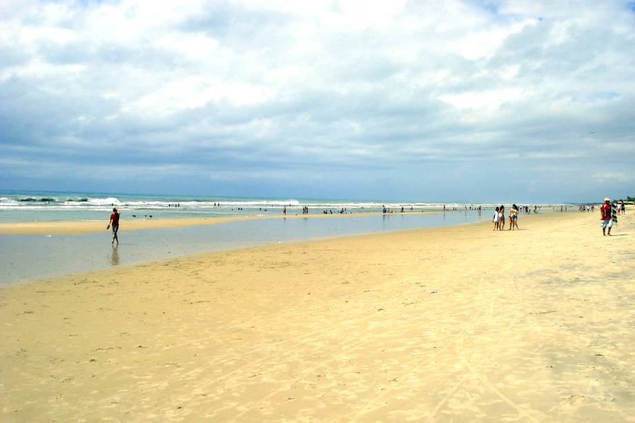 Faixa de areia extensa, calçadão bem estruturado e até ciclovia fazem da praia o lugar mais badalado da capital cearense. Por isso é importante o aviso: chegue cedo para garantir um bom lugar. Outra vantagem daqui é a boa estrutura das barracas, com diversas opções para os turistas