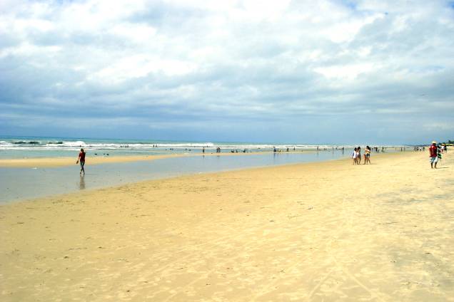 Faixa de areia extensa, calçadão bem estruturado e até ciclovia fazem da praia o lugar mais badalado da capital cearense. Por isso é importante o aviso: chegue cedo para garantir um bom lugar. Outra vantagem daqui é a boa estrutura das barracas, com diversas opções para os turistas Faixa de areia extensa, calçadão bem estruturado e até ciclovia fazem da praia o lugar mais badalado da capital cearense. Por isso é importante o aviso: chegue cedo para garantir um bom lugar. Outra vantagem daqui é a boa estrutura das barracas, com diversas opções para os turistas