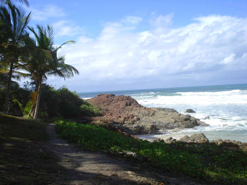 <strong>Praia do Havaizinho, Itacaré</strong> Ao visitar a praia, é preciso ter em mente que ela não é a opção mais ideal para banho: aqui, há muita correnteza, pedras e buracos. Apesar disso, o cenário é um ponto forte que vale a visita, com orla pequena e cercada por costões. É sentar na areia e curtir o momento. <a href="https://www.booking.com/searchresults.pt-br.html?aid=332455&sid=605c56653290b80351df808102ac423d&sb=1&src=index&src_elem=sb&error_url=https%3A%2F%2Fwww.booking.com%2Findex.pt-br.html%3Faid%3D332455%3Bsid%3D605c56653290b80351df808102ac423d%3Bsb_price_type%3Dtotal%26%3B&ss=Itacar%C3%A9%2C+Bahia%2C+Brasil&checkin_monthday=&checkin_month=&checkin_year=&checkout_monthday=&checkout_month=&checkout_year=&no_rooms=1&group_adults=2&group_children=0&b_h4u_keep_filters=&from_sf=1&ss_raw=Itacar%C3%A9&ac_position=0&ac_langcode=xb&dest_id=-647482&dest_type=city&place_id_lat=-14.277676&place_id_lon=-38.995499&search_pageview_id=a3bf9276aa370217&search_selected=true&search_pageview_id=a3bf9276aa370217&ac_suggestion_list_length=5&ac_suggestion_theme_list_length=0" target="_blank" rel="noopener"><em>Busque hospedagens em Itacaré</em></a>