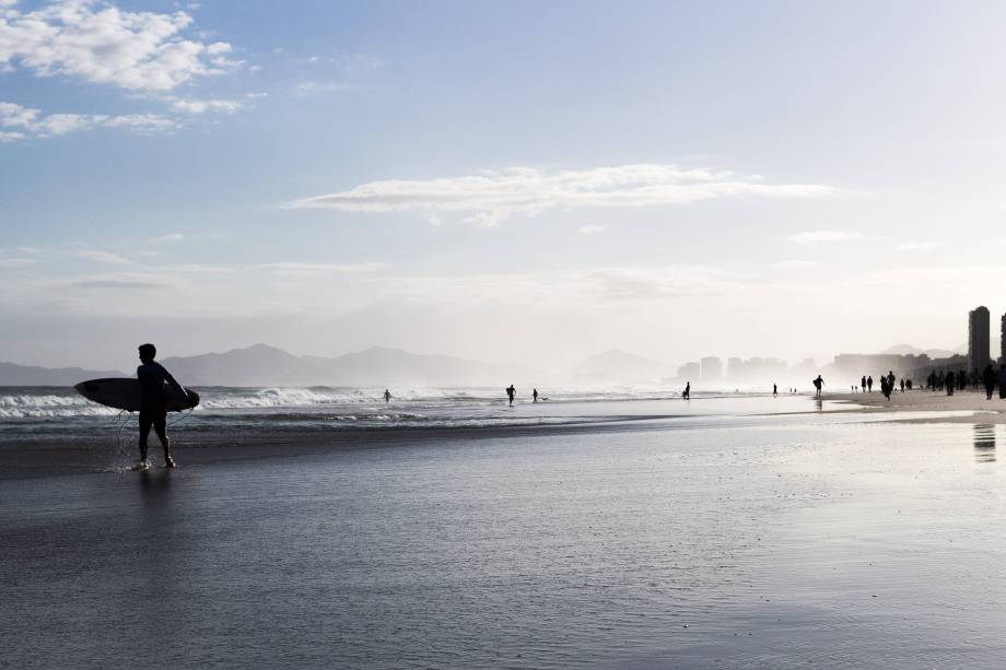 Morto em um acidente de asa-delta no <a href="https://viajeaqui.abril.com.br/paises/japao" target="_blank">Japão</a>, em 1991, aos 34 anos, Pepê Lopes foi um dos pioneiros do surfe brasileiro e campeão mundial de voo livre. Foi também empresário: a Barraca do Pepê, inaugurada por ele no trecho da <a href="https://viajeaqui.abril.com.br/estabelecimentos/br-rj-rio-de-janeiro-atracao-praia-da-barra-barra-da-tijuca" target="_blank">Praia da Barra</a> que leva seu nome, até hoje vende lanches naturais. Enquanto não chega a hora do jantar, engane a fome com um milkshake ou o saboroso sanduíche de frango com curry. <em>Avenida do Pepê, quiosque 11 (Barra da Tijuca), 2433-1400</em> Morto em um acidente de asa-delta no <a href="https://viajeaqui.abril.com.br/paises/japao" target="_blank">Japão</a>, em 1991, aos 34 anos, Pepê Lopes foi um dos pioneiros do surfe brasileiro e campeão mundial de voo livre. Foi também empresário: a Barraca do Pepê, inaugurada por ele no trecho da <a href="https://viajeaqui.abril.com.br/estabelecimentos/br-rj-rio-de-janeiro-atracao-praia-da-barra-barra-da-tijuca" target="_blank">Praia da Barra</a> que leva seu nome, até hoje vende lanches naturais. Enquanto não chega a hora do jantar, engane a fome com um milkshake ou o saboroso sanduíche de frango com curry. <em>Avenida do Pepê, quiosque 11 (Barra da Tijuca), 2433-1400</em>