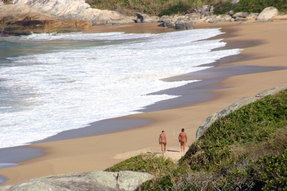 <strong>7. <a href="https://viajeaqui.abril.com.br/estabelecimentos/br-sc-balneario-camboriu-atracao-praia-do-pinho" rel="Praia do Pinho, Balneário Camboriú, Santa Catarina">Praia do Pinho, Balneário Camboriú, Santa Catarina</a></strong>Não é preciso tirar a roupa para conhecer a primeira praia oficial de naturismo do país, com ondas fortes e costões cobertos de mata nativa. No estacionamento e na pousada localizada na propriedade, muita gente não adere ao nu – há quem venha só para tomar uma cerveja e observar o movimento na areia - quem pisar nela deve tirar a roupa