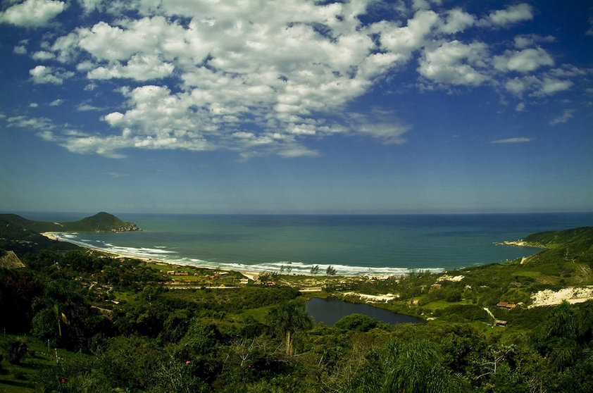 <strong>1. Praia do Rosa, Imbituba</strong> A moda, aqui, é a preservação ambiental. Por isso, e pela própria geografia local, os únicos acessos para carros são pelo Rosa Norte, próximo à pousada Villa Agrifoglio, ou Rosa Sul, seguindo a Estrada Geral do Rosa até o fim (atenção: no verão, os estacionamentos ficam lotados). <a href="https://www.booking.com/searchresults.pt-br.html?aid=332455&lang=pt-br&sid=eedbe6de09e709d664615ac6f1b39a5d&sb=1&src=index&src_elem=sb&error_url=https%3A%2F%2Fwww.booking.com%2Findex.pt-br.html%3Faid%3D332455%3Bsid%3Deedbe6de09e709d664615ac6f1b39a5d%3Bsb_price_type%3Dtotal%26%3B&ss=Praia+do+Rosa%2C+Santa+Catarina%2C+Brasil&checkin_monthday=&checkin_month=&checkin_year=&checkout_monthday=&checkout_month=&checkout_year=&no_rooms=1&group_adults=2&group_children=0&from_sf=1&ss_raw=Praia+do+Rosa&ac_position=0&ac_langcode=xb&dest_id=900048708&dest_type=city&search_pageview_id=2c456d55ff360190&search_selected=true&search_pageview_id=2c456d55ff360190&ac_suggestion_list_length=5&ac_suggestion_theme_list_length=0" target="_blank" rel="noopener"><em>Busque hospedagens na Praia do Rosa no Booking.com</em></a>