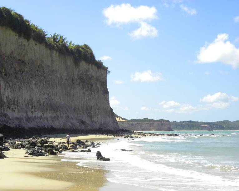 <strong><a href="https://viajeaqui.abril.com.br/estabelecimentos/br-rn-praia-da-pipa-atracao-praia-do-curral" target="_self">Praia do Curral (dos Golfinhos)</a>, <a href="https://viajeaqui.abril.com.br/cidades/br-rn-praia-da-pipa" target="_self">Pipa</a></strong> Se quiser fugir da badalação das praias mais famosas da região, esse é o destino certo: ao longo de sua faixa de areia, quase não se nota barracas. As falésias avermelhadas que contornam a orla são um dos pontos fortes do local, onde se pode nadar com golfinhos <em><a href="https://www.booking.com/city/br/pipa.pt-br.html?aid=332455&label=viagemabril-praias-do-rio-grande-do-norte" target="_blank" rel="noopener">Veja preços de hotéis na Praia da Pipa no Booking.com</a></em> <strong><a href="https://viajeaqui.abril.com.br/estabelecimentos/br-rn-praia-da-pipa-atracao-praia-do-curral" target="_self">Praia do Curral (dos Golfinhos)</a>, <a href="https://viajeaqui.abril.com.br/cidades/br-rn-praia-da-pipa" target="_self">Pipa</a></strong> Se quiser fugir da badalação das praias mais famosas da região, esse é o destino certo: ao longo de sua faixa de areia, quase não se nota barracas. As falésias avermelhadas que contornam a orla são um dos pontos fortes do local, onde se pode nadar com golfinhos <em><a href="https://www.booking.com/city/br/pipa.pt-br.html?aid=332455&label=viagemabril-praias-do-rio-grande-do-norte" target="_blank" rel="noopener">Veja preços de hotéis na Praia da Pipa no Booking.com</a></em>