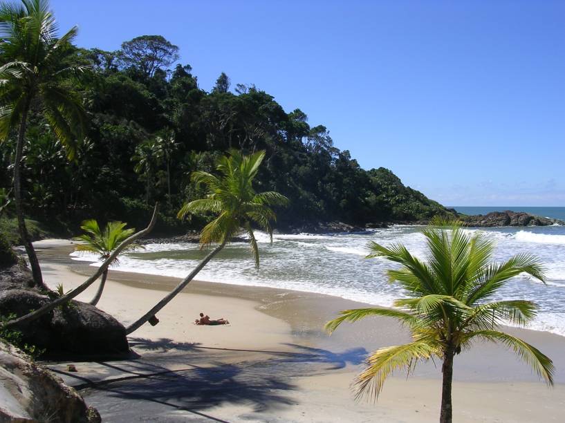 <strong>Praia Engenhoca, Itacaré</strong> Um guia conduz por uma trilha fácil, de aproximadamente 20 minutos, até uma paisagem cercada pela vegetação densa da Mata Atlântica. O mar de ondas fortes é um atrativo para os banhistas. No canto direito da praia, o Rio Burundanga deságua e deixa uma pequena faixa de areia durante a maré baixa. <a href="https://www.booking.com/searchresults.pt-br.html?aid=332455&sid=605c56653290b80351df808102ac423d&sb=1&src=searchresults&src_elem=sb&error_url=https%3A%2F%2Fwww.booking.com%2Fsearchresults.pt-br.html%3Faid%3D332455%3Bsid%3D605c56653290b80351df808102ac423d%3Bcity%3D-647482%3Bclass_interval%3D1%3Bdest_id%3D256135%3Bdest_type%3Dlandmark%3Bdtdisc%3D0%3Bfrom_sf%3D1%3Bgroup_adults%3D2%3Bgroup_children%3D0%3Binac%3D0%3Bindex_postcard%3D0%3Blabel_click%3Dundef%3Bno_rooms%3D1%3Boffset%3D0%3Bpostcard%3D0%3Braw_dest_type%3Dlandmark%3Broom1%3DA%252CA%3Bsb_price_type%3Dtotal%3Bsearch_selected%3D1%3Bsrc%3Dsearchresults%3Bsrc_elem%3Dsb%3Bss%3DPraia%2520de%2520Jeribuca%25C3%25A7u%252C%2520Itacar%25C3%25A9%252C%2520Bahia%252C%2520Brasil%3Bss_all%3D0%3Bss_raw%3DJeribuca%25C3%25A7u%3Bssb%3Dempty%3Bsshis%3D0%3Bssne_untouched%3DItacar%25C3%25A9%26%3B&ss=Itacar%C3%A9%2C+Bahia%2C+Brasil&ssne=Praia+de+Jeribuacu&ssne_untouched=Praia+de+Jeribuacu&checkin_monthday=&checkin_month=&checkin_year=&checkout_monthday=&checkout_month=&checkout_year=&group_adults=2&group_children=0&no_rooms=1&from_sf=1&ss_raw=Itacar%C3%A9&ac_position=0&ac_langcode=xb&dest_id=-647482&dest_type=city&place_id_lat=-14.277676&place_id_lon=-38.995499&search_pageview_id=90f9929482ef01c2&search_selected=true&search_pageview_id=90f9929482ef01c2&ac_suggestion_list_length=5&ac_suggestion_theme_list_length=0" target="_blank" rel="noopener"><em>Busque hospedagens em Itacaré </em></a>