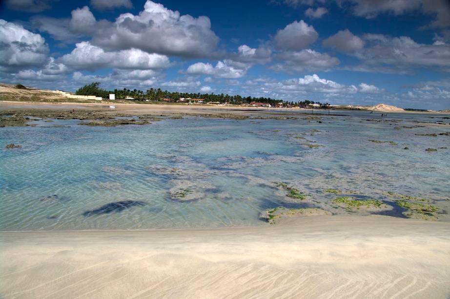 A cada dia que passa, a praia atrai mais e mais hóspedes. Apesar disso, o que prevalece por aqui é a tranquilidade da vila de pescadores. O mar de ondas fracas é uma boa pedida para fazer mergulhos