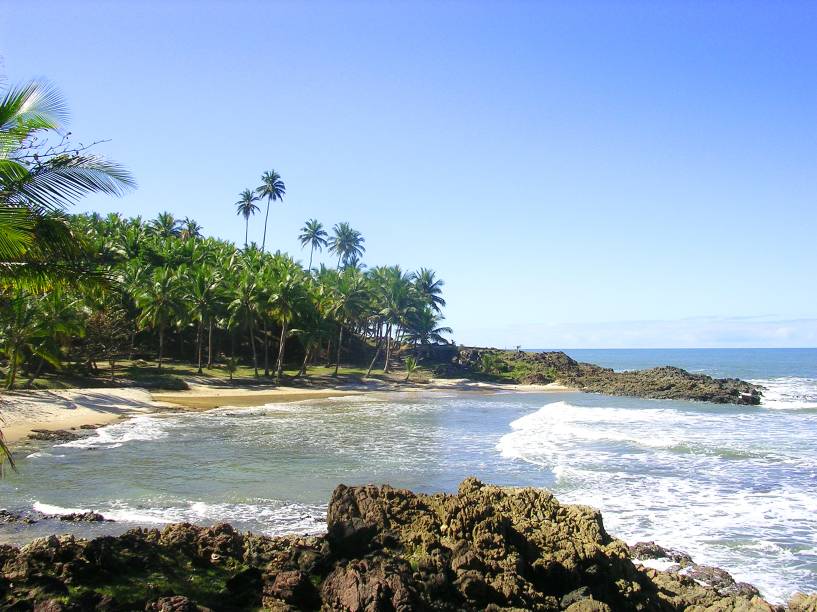 <strong>Praia Jeribucaçu, Itacaré</strong> Não se deixe intimidar pelo difícil acesso, feito a partir de uma trilha íngreme, escorregadia e não sinalizada. A praia é um verdadeiro oásis para os turistas em busca de um belo cenário: aqui, a faixa de areia branca e fina é cortada pelo rio homônimo – um lugar ideal para esticar a canga e esquecer todo o resto. Aproveite e prove um acarajé em uma das barraquinhas locais. <a href="https://www.booking.com/searchresults.pt-br.html?aid=332455&sid=605c56653290b80351df808102ac423d&sb=1&src=searchresults&src_elem=sb&error_url=https%3A%2F%2Fwww.booking.com%2Fsearchresults.pt-br.html%3Faid%3D332455%3Bsid%3D605c56653290b80351df808102ac423d%3Bclass_interval%3D1%3Bdest_id%3D-647482%3Bdest_type%3Dcity%3Bdtdisc%3D0%3Bfrom_sf%3D1%3Bgroup_adults%3D2%3Bgroup_children%3D0%3Binac%3D0%3Bindex_postcard%3D0%3Blabel_click%3Dundef%3Bno_rooms%3D1%3Boffset%3D0%3Bpostcard%3D0%3Braw_dest_type%3Dcity%3Broom1%3DA%252CA%3Bsb_price_type%3Dtotal%3Bsearch_selected%3D1%3Bsrc%3Dindex%3Bsrc_elem%3Dsb%3Bss%3DItacar%25C3%25A9%252C%2520Bahia%252C%2520Brasil%3Bss_all%3D0%3Bss_raw%3DItacar%25C3%25A9%3Bssb%3Dempty%3Bsshis%3D0%26%3B&ss=Praia+de+Jeribuca%C3%A7u%2C+Itacar%C3%A9%2C+Bahia%2C+Brasil&ssne=Itacar%C3%A9&ssne_untouched=Itacar%C3%A9&city=-647482&checkin_monthday=&checkin_month=&checkin_year=&checkout_monthday=&checkout_month=&checkout_year=&group_adults=2&group_children=0&no_rooms=1&from_sf=1&ss_raw=Jeribuca%C3%A7u%C2%A0&ac_position=1&ac_langcode=pt&dest_id=256135&dest_type=landmark&place_id_lat=-14.3082031635009&place_id_lon=-38.9891266822815&search_pageview_id=668c927d23ee007c&search_selected=true&search_pageview_id=668c927d23ee007c&ac_suggestion_list_length=2&ac_suggestion_theme_list_length=0" target="_blank" rel="noopener"><em>B</em><em>u</em><em>sque hospedagens na Praia de Jeribucaçu </em></a>