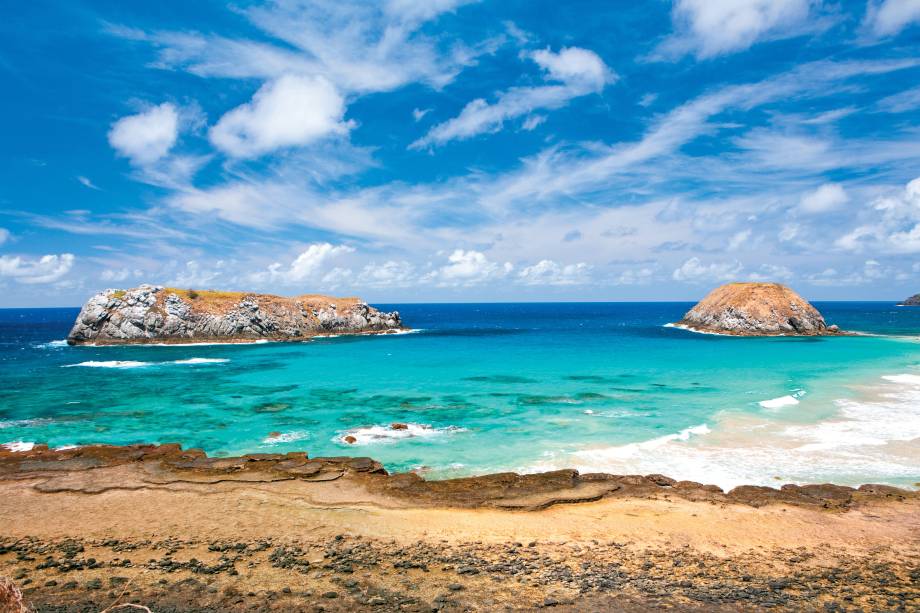 Praia do Leão, em Fernando de Noronha, Pernambuco. O nome faz referência à ilha em frnete, que lembra a figura de um leão-marinho deitado