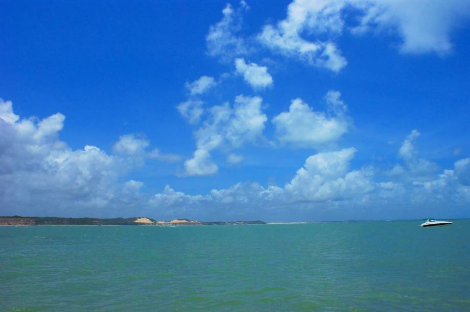 <strong><a href="https://viajeaqui.abril.com.br/estabelecimentos/br-rn-tibau-do-sul-atracao-praia-do-madeiro" target="_self">Praia do Madeiro</a>, <a href="https://viajeaqui.abril.com.br/cidades/br-rn-tibau-do-sul" target="_self">Tibau do Sul</a> </strong> A faixa de areia estreita e a incrível sequência de falésias são de tirar o fôlego: eis, aqui, um dos mais belos cenários potiguares. Junto com a Praia do Curral, ela forma a chamada Baía dos Golfinhos. Ou seja: é grande a chance de mergulhar com esses animais <em><a href="https://www.booking.com/city/br/tibau-do-sul.pt-br.html?aid=332455&label=viagemabril-praias-do-rio-grande-do-norte" target="_blank" rel="noopener">Veja preços de hotéis em Tibau do Sul no Booking.com</a></em> <strong><a href="https://viajeaqui.abril.com.br/estabelecimentos/br-rn-tibau-do-sul-atracao-praia-do-madeiro" target="_self">Praia do Madeiro</a>, <a href="https://viajeaqui.abril.com.br/cidades/br-rn-tibau-do-sul" target="_self">Tibau do Sul</a> </strong> A faixa de areia estreita e a incrível sequência de falésias são de tirar o fôlego: eis, aqui, um dos mais belos cenários potiguares. Junto com a Praia do Curral, ela forma a chamada Baía dos Golfinhos. Ou seja: é grande a chance de mergulhar com esses animais <em><a href="https://www.booking.com/city/br/tibau-do-sul.pt-br.html?aid=332455&label=viagemabril-praias-do-rio-grande-do-norte" target="_blank" rel="noopener">Veja preços de hotéis em Tibau do Sul no Booking.com</a></em>