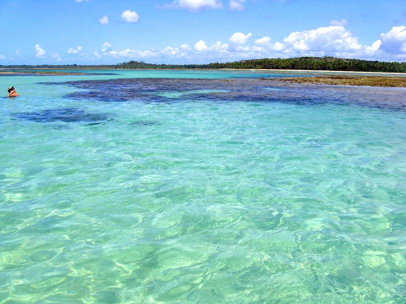 <strong>Praia Moreré, Ilha de Boipeba</strong> Não se engane com seu tamanho compacto e sua pouca infra-estrutura: o trecho de Moreré é um dos mais lindos de todo o país, com uma maré que transforma o cenário a cada subida. Poucas pessoas moram por aqui, o que aumenta a vontade do turista de se mudar para esse lugar, que exala tranquilidade. <a href="https://www.booking.com/searchresults.pt-br.html?aid=332455&sid=605c56653290b80351df808102ac423d&sb=1&src=searchresults&src_elem=sb&error_url=https%3A%2F%2Fwww.booking.com%2Fsearchresults.pt-br.html%3Faid%3D332455%3Bsid%3D605c56653290b80351df808102ac423d%3Bclass_interval%3D1%3Bdest_id%3D900050228%3Bdest_type%3Dcity%3Bdtdisc%3D0%3Bfrom_sf%3D1%3Bgroup_adults%3D2%3Bgroup_children%3D0%3Binac%3D0%3Bindex_postcard%3D0%3Blabel_click%3Dundef%3Bno_rooms%3D1%3Boffset%3D0%3Bpostcard%3D0%3Braw_dest_type%3Dcity%3Broom1%3DA%252CA%3Bsb_price_type%3Dtotal%3Bsearch_selected%3D1%3Bsrc%3Dindex%3Bsrc_elem%3Dsb%3Bss%3DPraia%2520do%2520Espelho%252C%2520Bahia%252C%2520Brasil%3Bss_all%3D0%3Bss_raw%3DPraia%2520do%2520Espelho%3Bssb%3Dempty%3Bsshis%3D0%26%3B&ss=Ilha+de+Boipeba%2C+Bahia%2C+Brasil&ssne=Praia+do+Espelho&ssne_untouched=Praia+do+Espelho&city=900050228&checkin_monthday=&checkin_month=&checkin_year=&checkout_monthday=&checkout_month=&checkout_year=&group_adults=2&group_children=0&no_rooms=1&from_sf=1&ss_raw=Ilha+de+Boipeba&ac_position=0&ac_langcode=xb&dest_id=-678564&dest_type=city&place_id_lat=-13.6167&place_id_lon=-38.9333&search_pageview_id=32f5912e29a800a2&search_selected=true&search_pageview_id=32f5912e29a800a2&ac_suggestion_list_length=5&ac_suggestion_theme_list_length=0" target="_blank" rel="noopener"><em>Busque hospedagens na Ilha de Boipeba </em></a>