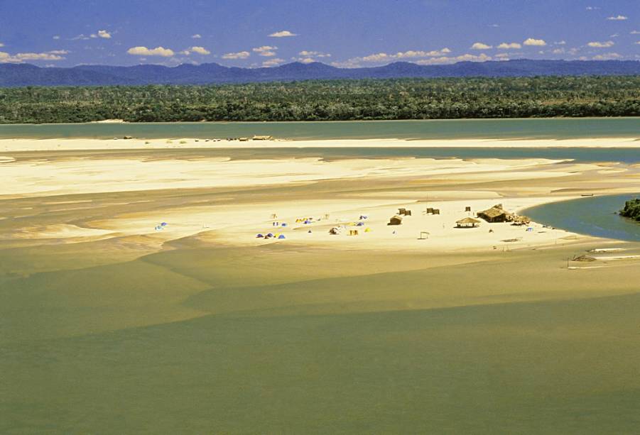 <strong>Praias fluviais do <a href="https://viajeaqui.abril.com.br/cidades/br-to-rio-araguaia" rel="Rio Araguaia" target="_blank">Rio Araguaia</a></strong> (TO) A população local e os turistas curtem as praias fluviais do Rio Araguaia em julho. Além de se divertir de jet ski e banana boat, dá para fazer passeios de barcos e admirar a rica fauna local: botos, tartarugas e uma variedade de pássaros podem ser avistados. Há hotéis (poucos e simples) nas cidades de <a href="https://viajeaqui.abril.com.br/cidades/br-go-aruana" rel="Aruanã">Aruanã (GO)</a> e Conceição do Araguaia. <strong>Praias fluviais do <a href="https://viajeaqui.abril.com.br/cidades/br-to-rio-araguaia" rel="Rio Araguaia" target="_blank">Rio Araguaia</a></strong> (TO) A população local e os turistas curtem as praias fluviais do Rio Araguaia em julho. Além de se divertir de jet ski e banana boat, dá para fazer passeios de barcos e admirar a rica fauna local: botos, tartarugas e uma variedade de pássaros podem ser avistados. Há hotéis (poucos e simples) nas cidades de <a href="https://viajeaqui.abril.com.br/cidades/br-go-aruana" rel="Aruanã">Aruanã (GO)</a> e Conceição do Araguaia.