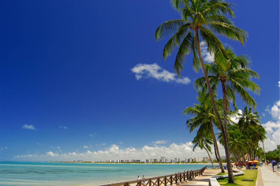 A orla urbana de Maceió não deixa a desejar: uma das três praias mais conhecidas da cidade, <a href="https://viajeaqui.abril.com.br/estabelecimentos/br-al-maceio-atracao-praia-ponta-verde">Ponta Verde</a>, é também uma das mais movimentadas: é aqui que estão duas das melhores barracas da capital, a <a href="https://viajeaqui.abril.com.br/estabelecimentos/br-al-maceio-atracao-lopana" target="_blank">Lopana</a> e a <a href="https://viajeaqui.abril.com.br/estabelecimentos/br-al-maceio-atracao-kanoa" target="_blank">Kanoa</a>