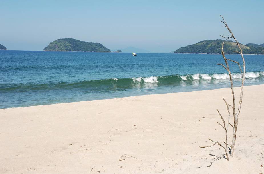 A <a href="https://viajeaqui.abril.com.br/estabelecimentos/br-sp-ubatuba-atracao-praia-puruba" rel="Praia do Puruba" target="_blank">Praia do Puruba</a>, em <a href="https://viajeaqui.abril.com.br/cidades/br-sp-ubatuba" rel="Ubatuba (SP)" target="_blank">Ubatuba (SP)</a>, é cercada pelos rios Puruba e Quiririm, que deságuam no mar