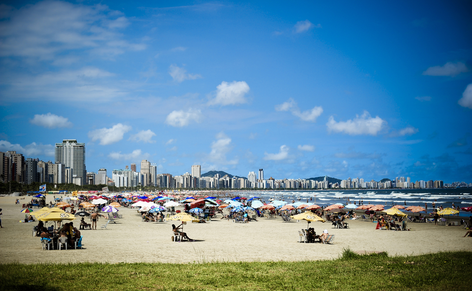 Com um fim de semana ensolarado, a praia &eacute; o principal destinos de santistas e turistas