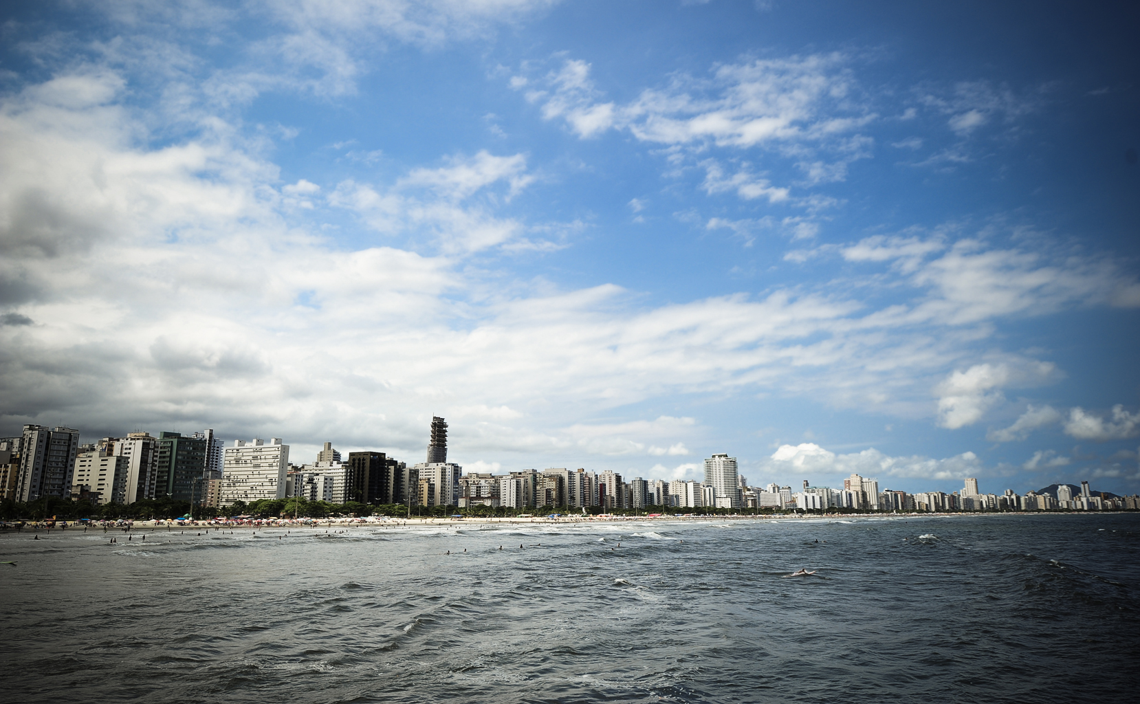 Os pr&eacute;dios de Santos, bem perto da orla, fazem com que a cidade se pare&ccedil;a com o Rio de Janeiro