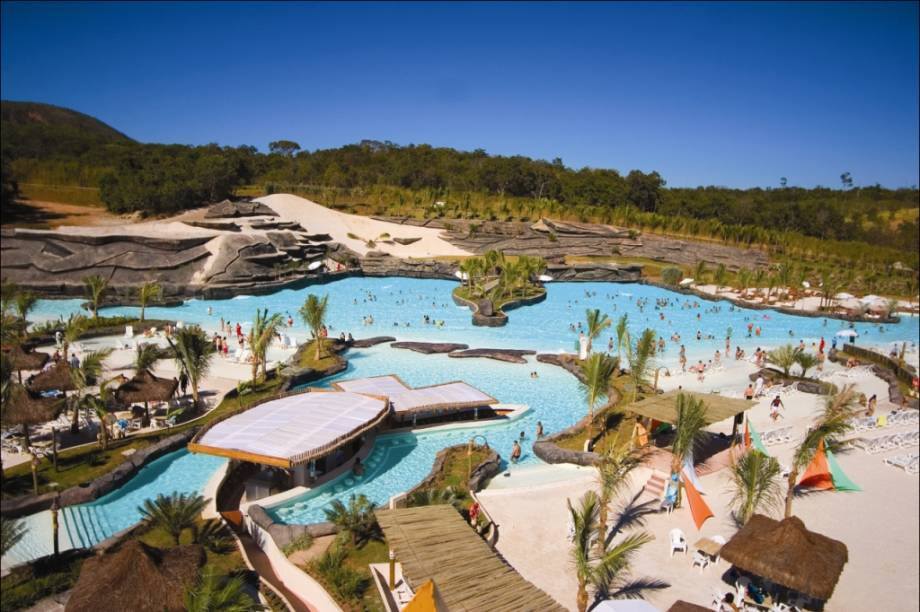 <strong><a href="https://viajeaqui.abril.com.br/cidades/br-go-caldas-novas" rel="Caldas Novas " target="_blank">Caldas Novas </a>e <a href="https://viajeaqui.abril.com.br/cidades/br-go-rio-quente" rel="Rio Quente" target="_blank">Rio Quente</a>, <a href="https://viajeaqui.abril.com.br/estados/br-goias" rel="Goiás" target="_blank">Goiás</a></strong> Este é um destino bem família, para avós, pais e crianças. Atração para todos é o que não falta: piscinas termais para relaxar, tirolesas, ondas artificiais, toboáguas, praias de areia branquinha, reservas de animais e divertidos shows. Boa parte dos atrativos está no <a href="https://viajeaqui.abril.com.br/estabelecimentos/br-go-rio-quente-atracao-hot-park" rel="Hot Park" target="_blank">Hot Park</a>, dentro do complexo Rio Quente Resorts <strong><a href="https://viajeaqui.abril.com.br/cidades/br-go-caldas-novas" rel="Caldas Novas " target="_blank">Caldas Novas </a>e <a href="https://viajeaqui.abril.com.br/cidades/br-go-rio-quente" rel="Rio Quente" target="_blank">Rio Quente</a>, <a href="https://viajeaqui.abril.com.br/estados/br-goias" rel="Goiás" target="_blank">Goiás</a></strong> Este é um destino bem família, para avós, pais e crianças. Atração para todos é o que não falta: piscinas termais para relaxar, tirolesas, ondas artificiais, toboáguas, praias de areia branquinha, reservas de animais e divertidos shows. Boa parte dos atrativos está no <a href="https://viajeaqui.abril.com.br/estabelecimentos/br-go-rio-quente-atracao-hot-park" rel="Hot Park" target="_blank">Hot Park</a>, dentro do complexo Rio Quente Resorts