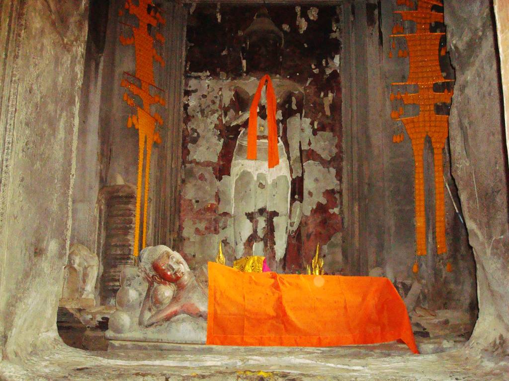 <strong>1. Angkor Wat</strong>O templo ainda tem atividades budistas teravada sendo realizadas l&aacute; dentro. As est&aacute;tuas de Buda s&atilde;o decoradas e &ldquo;vestidas&rdquo; de acordo com a tradi&ccedil;&atilde;o religiosa. Muitos monges budistas de diversas partes do mundo visitam Angkor todos os anos