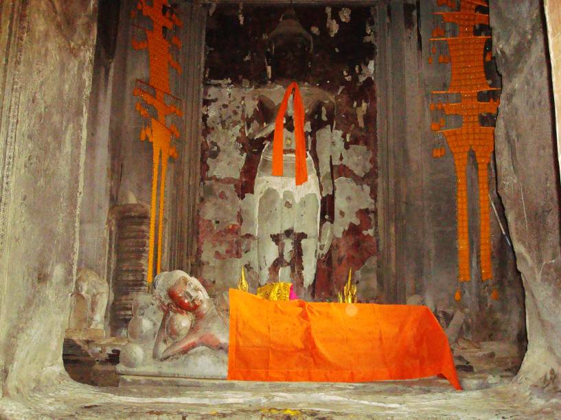 <strong>1. Angkor Wat</strong>O templo ainda tem atividades budistas teravada sendo realizadas l&aacute; dentro. As est&aacute;tuas de Buda s&atilde;o decoradas e &ldquo;vestidas&rdquo; de acordo com a tradi&ccedil;&atilde;o religiosa. Muitos monges budistas de diversas partes do mundo visitam Angkor todos os anos