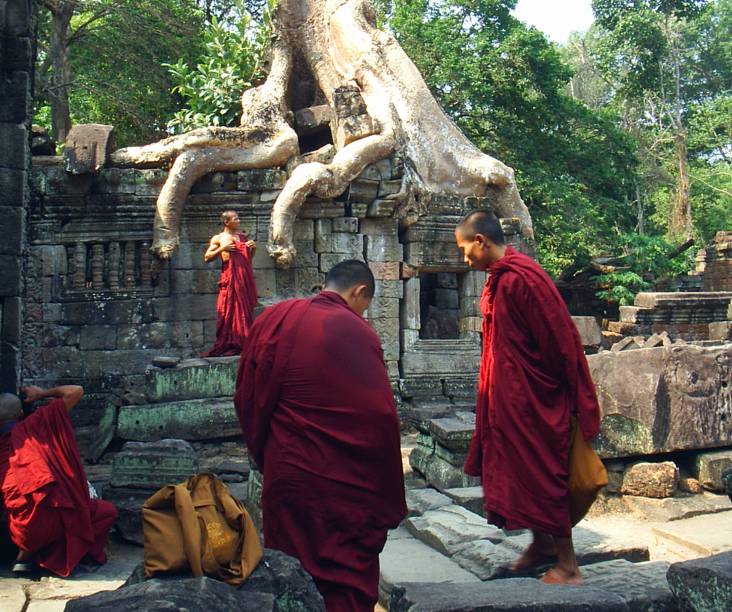 <strong>5. Preah Khan</strong>Monges budistas s&atilde;o frequentemente encontrados entre os turistas que visitam Angkor. Veja o tamanho das ra&iacute;zes das &aacute;rvores em compara&ccedil;&atilde;o com eles!