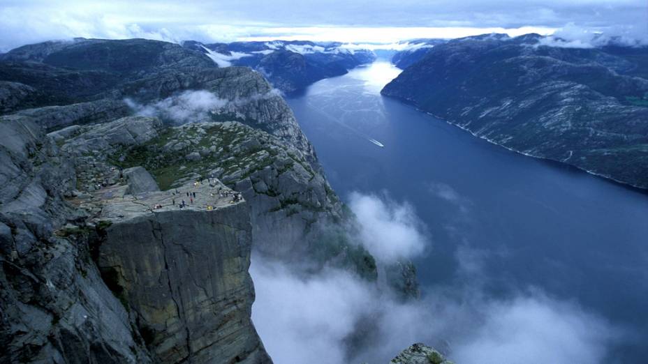 <strong>Preikestolen, Noruega</strong>Debruçado 640 acima do fiorde de Lyse, o Preikestolen, o "Púlpito", é uma das muitas belezas naturais da Noruega <strong>Preikestolen, Noruega</strong>Debruçado 640 acima do fiorde de Lyse, o Preikestolen, o "Púlpito", é uma das muitas belezas naturais da Noruega