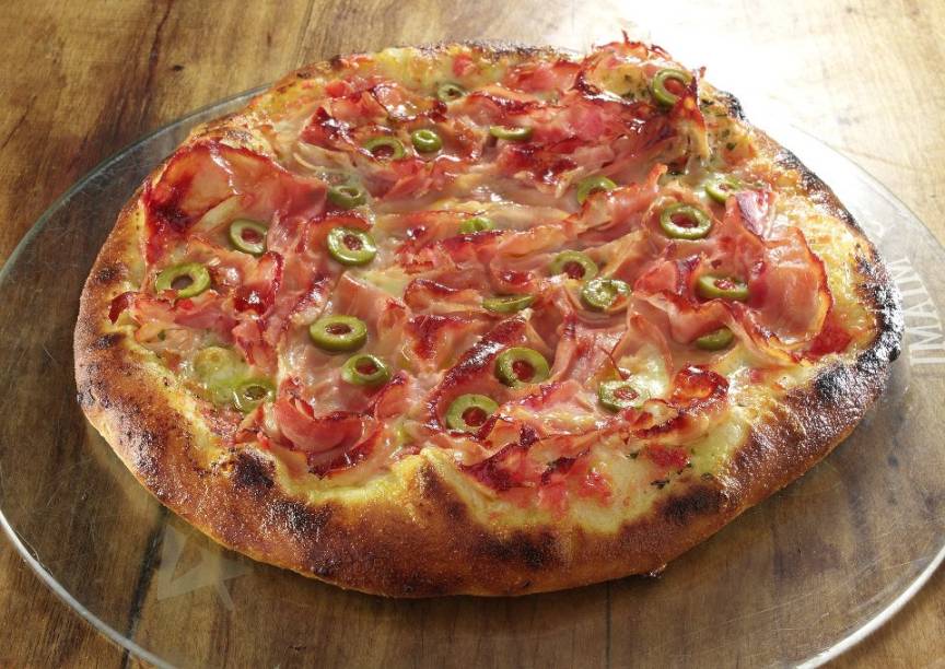 Uma das opções da <a href="https://www.ataldapizza.com.br/" rel="A Tal da Pizza" target="_blank"><strong>A Tal da Pizza</strong></a>, em <a href="https://viajeaqui.abril.com.br/cidades/br-sp-sao-paulo/" rel="São Paulo" target="_blank">São Paulo</a>, é a Princesa Anne, que leva mussarela, fatias de presunto e rodelas de azeitona espanhola