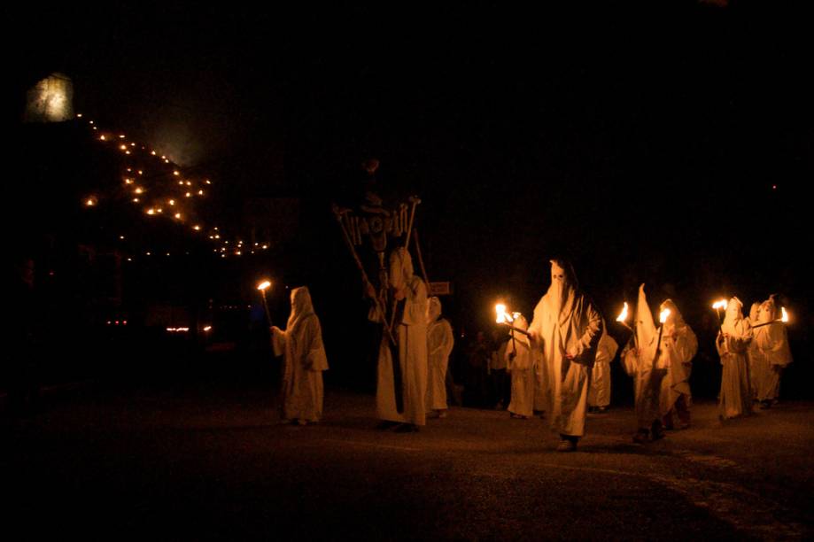 <strong>Procissão de Páscoa - Encapuzados</strong>Na Semana Santa a cidade é palco da procissão dos <em>Incapucciati </em>(encapuzados), um espetáculo de caráter medieval e cheia de simbolismos, que encontra o cenário apropriado nas ruas estreitas e sombrias de Chietti