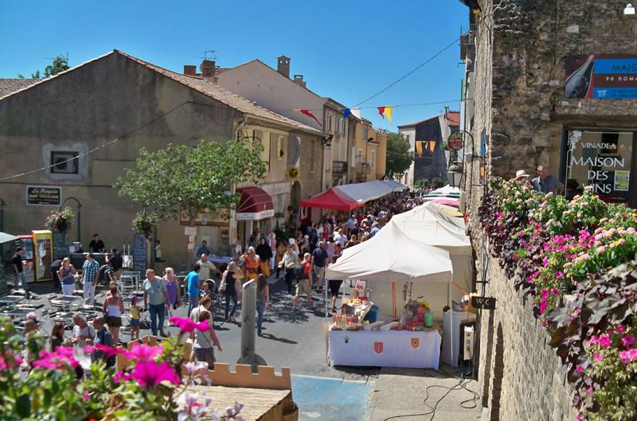 Uma ruela medieval. Tem aos montes. Essa aí é em Châteauneuf-du-Pape