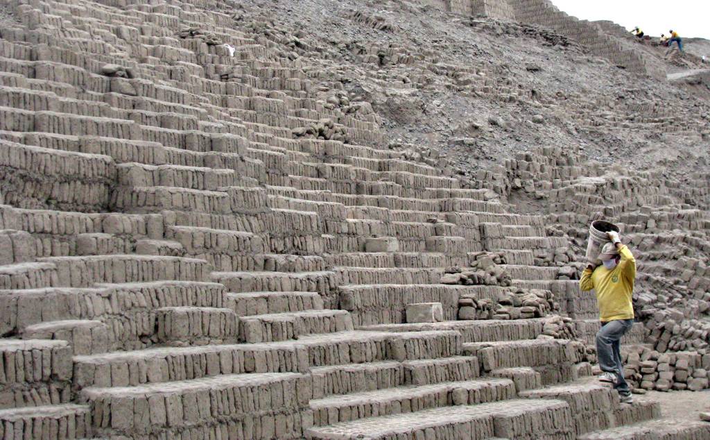 Oito arque&oacute;logos se dedicam &agrave; cataloga&ccedil;&atilde;o e registro da hist&oacute;ria na Huaca Pucllana