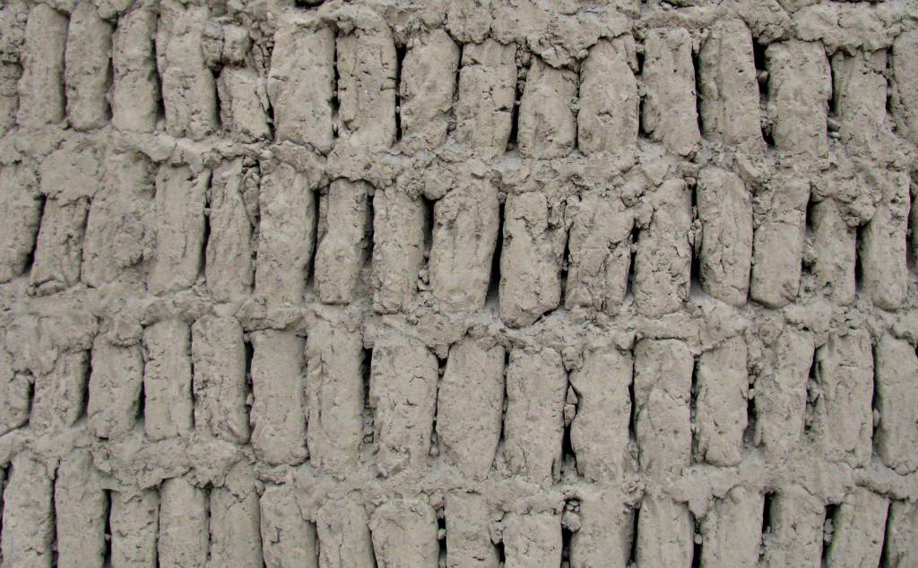 Detalhe de parede na Huaca Pucllana: t&eacute;cnica de constru&ccedil;&atilde;o, chamada de "librer&iacute;a", emprega milhares de tijolinhos de adobe dispostos como livros numa estante, mas com uma dist&acirc;ncia de um dedo entre eles, para evitar desmoronamento em caso de terremotos