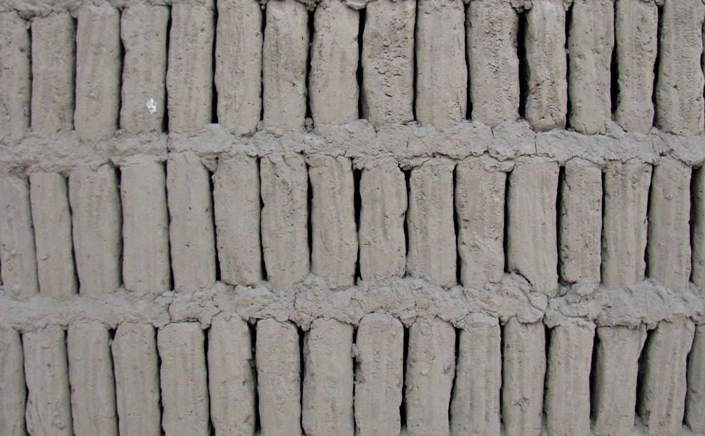 Detalhe de parede reconstitu&iacute;da na Huaca Pucllana: uso da t&eacute;cnica de constru&ccedil;&atilde;o antiss&iacute;smica chamada de "librer&iacute;a", em que milhares de tijolinhos de adobe s&atilde;o dispostos como livros numa estante