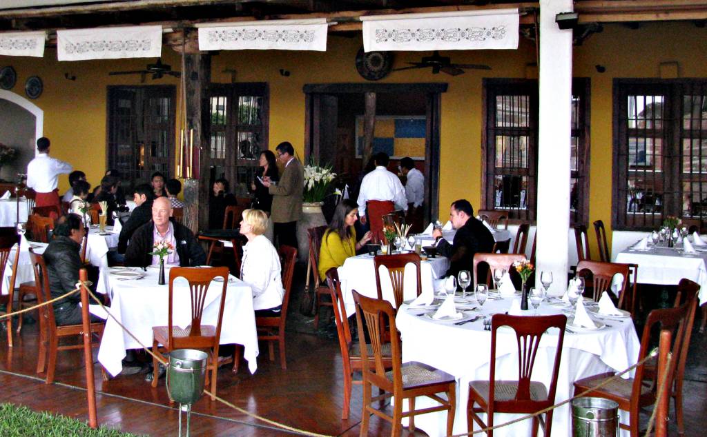 H&aacute; um refinado restaurante no s&iacute;tio arqueol&oacute;gico: op&ccedil;&atilde;o para um banquete &agrave; moda Lima
