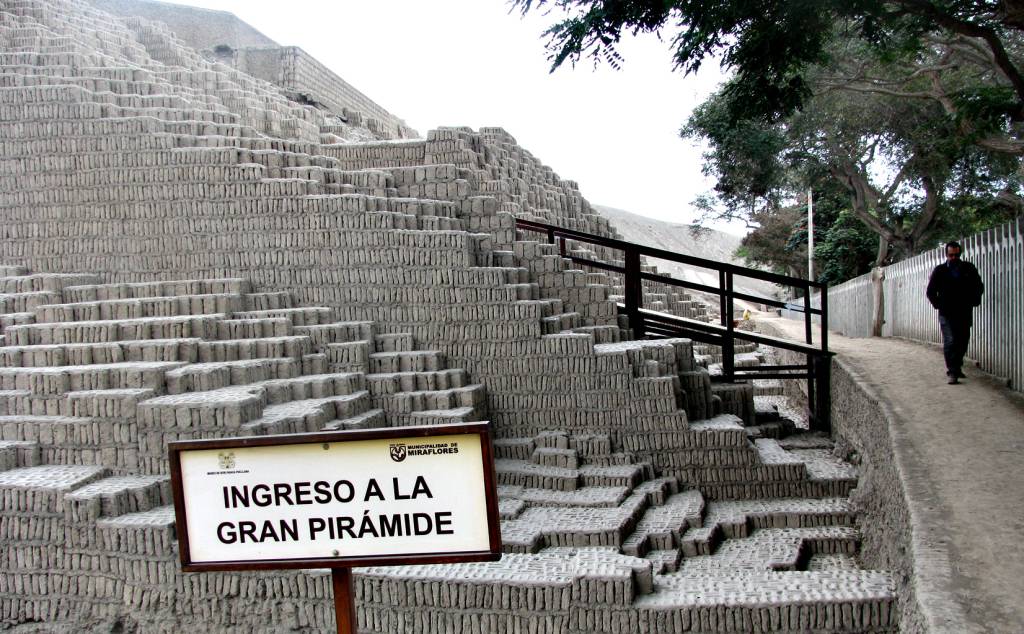 A grande pir&acirc;mide de Huaca Pucllana alcan&ccedil;a 25 metros de altura, equivalente a um pr&eacute;dio de dez andares
