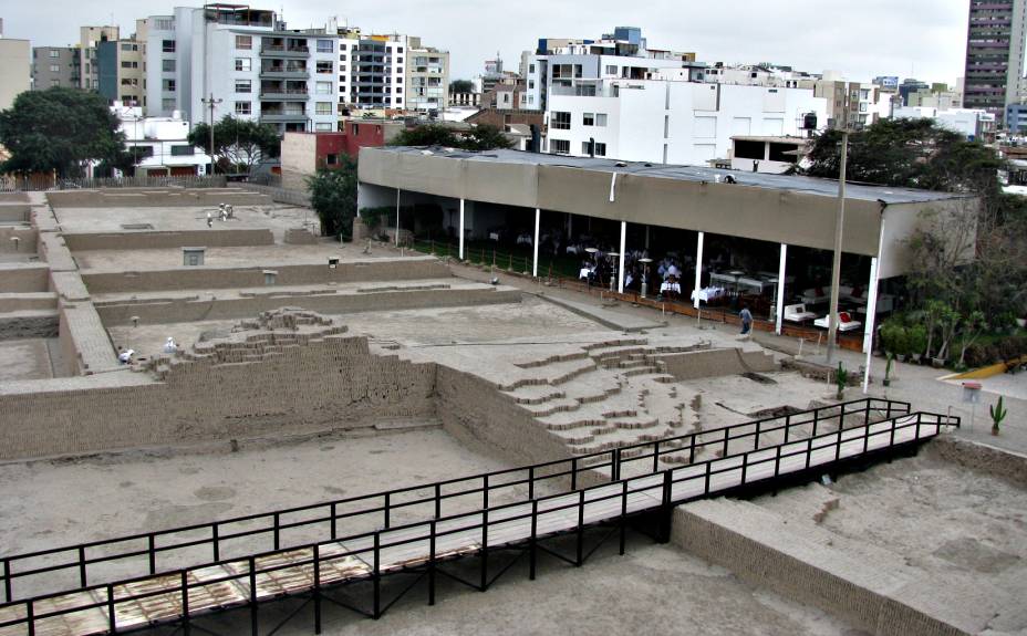 Passarela dá acesso ao restaurante instalado no sítio arqueológico