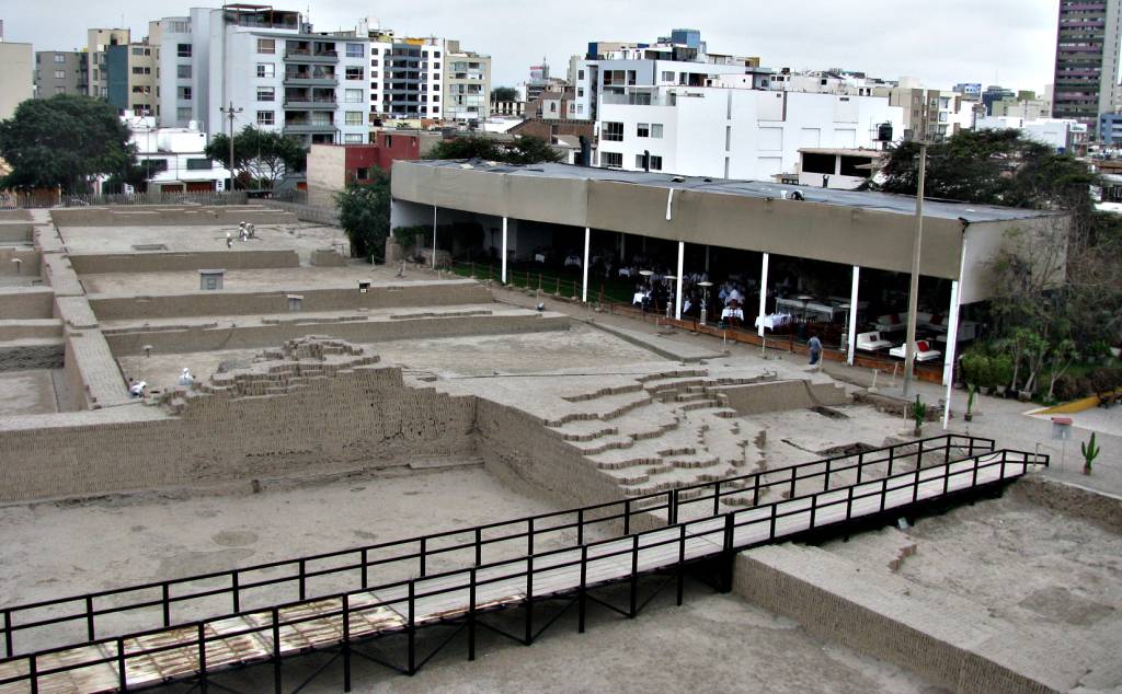 Passarela d&aacute; acesso ao restaurante instalado no s&iacute;tio arqueol&oacute;gico