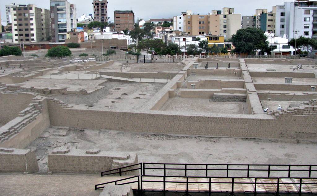 Uma avenida foi aberta no meio do s&iacute;tio arqueol&oacute;gico, em pleno bairro de Miraflores