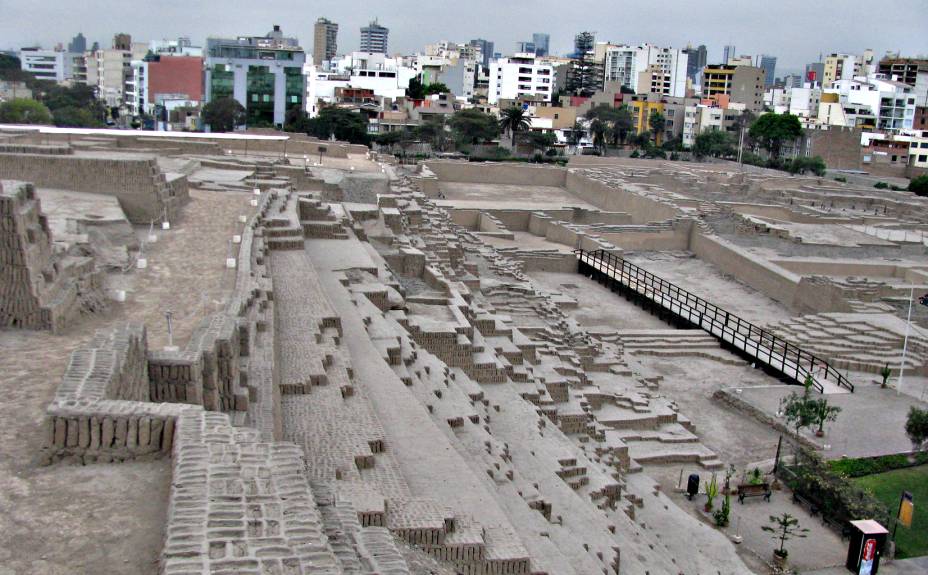 Os prédios modernos de Miraflores (ao fundo) colorem o horizonte da grande pirâmide de Huaca Pucllana